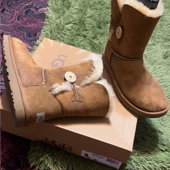 ✨Authentic UGG 🤎Australia Bailey Button Bomber Boots✨ - Picture 4 of 7